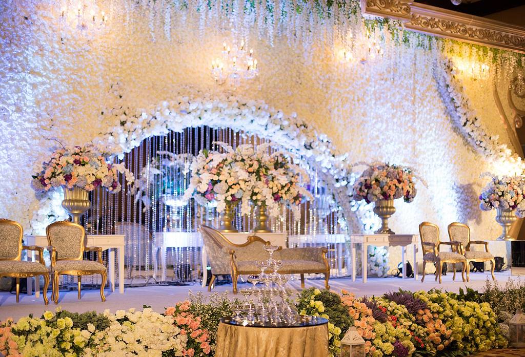 Nuansa Romantis Dengan Flowers Wall Weddingku Com