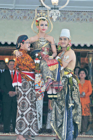 Sinduran Kanten Asto Dan Pondongan Prosesi Dalam Pernikahan Yogyakarta Solo Weddingku Com