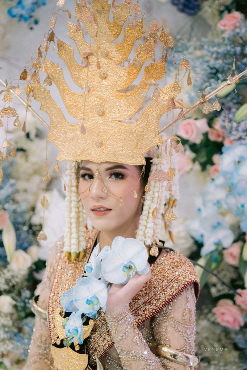 Attire: Studio Boh I Foto Liputan: Venema Pictures I Wedding Crown: Vienna Galery