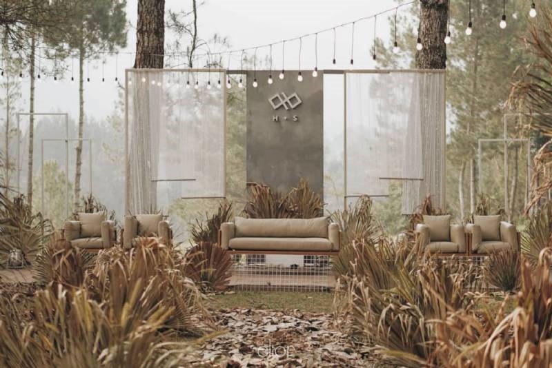 The Intimate Wedding between Two Haters of Fresh Flowers 21