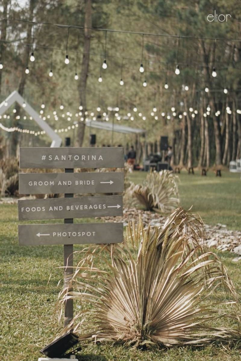 The Intimate Wedding between Two Haters of Fresh Flowers 19