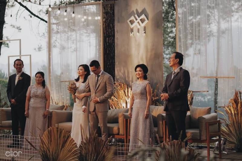 The Intimate Wedding between Two Haters of Fresh Flowers 9