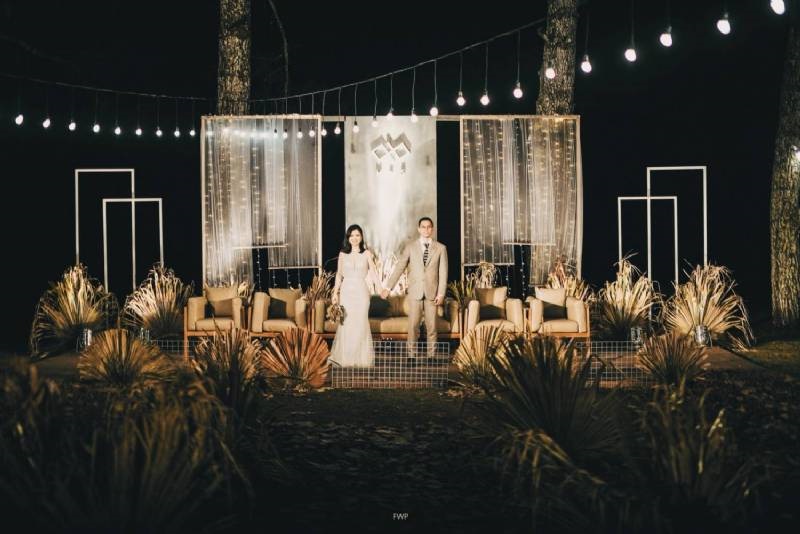 The Intimate Wedding between Two Haters of Fresh Flowers 10