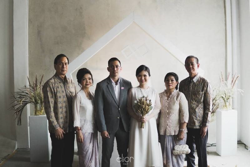 The Intimate Wedding between Two Haters of Fresh Flowers 3