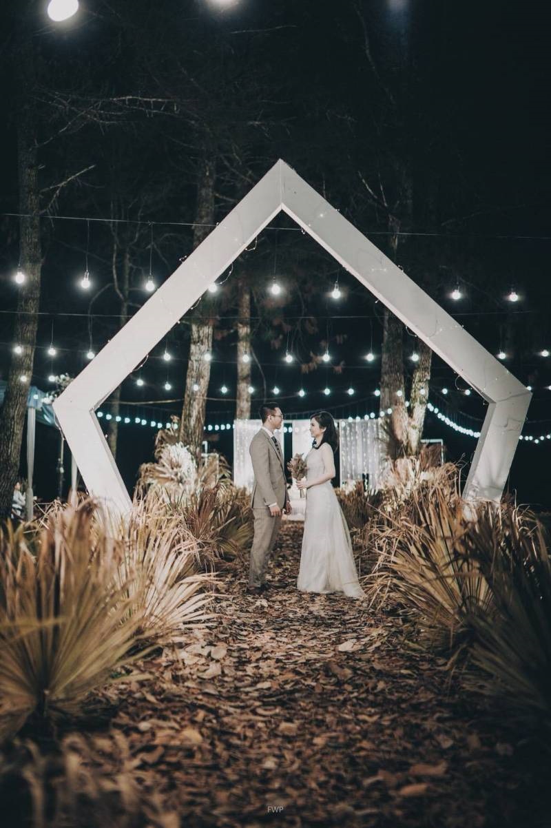 The Intimate Wedding between Two Haters of Fresh Flowers 8