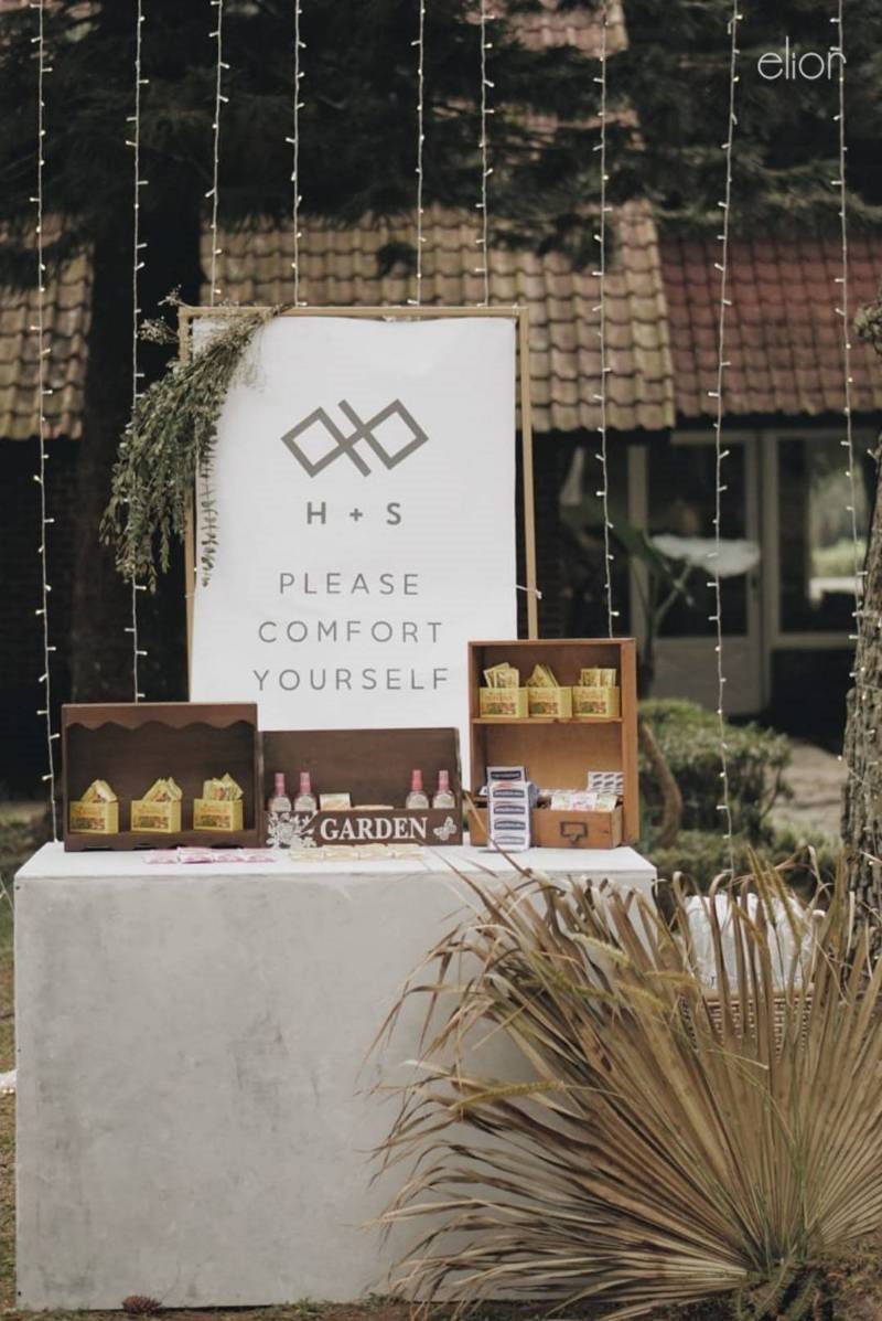 The Intimate Wedding between Two Haters of Fresh Flowers 23