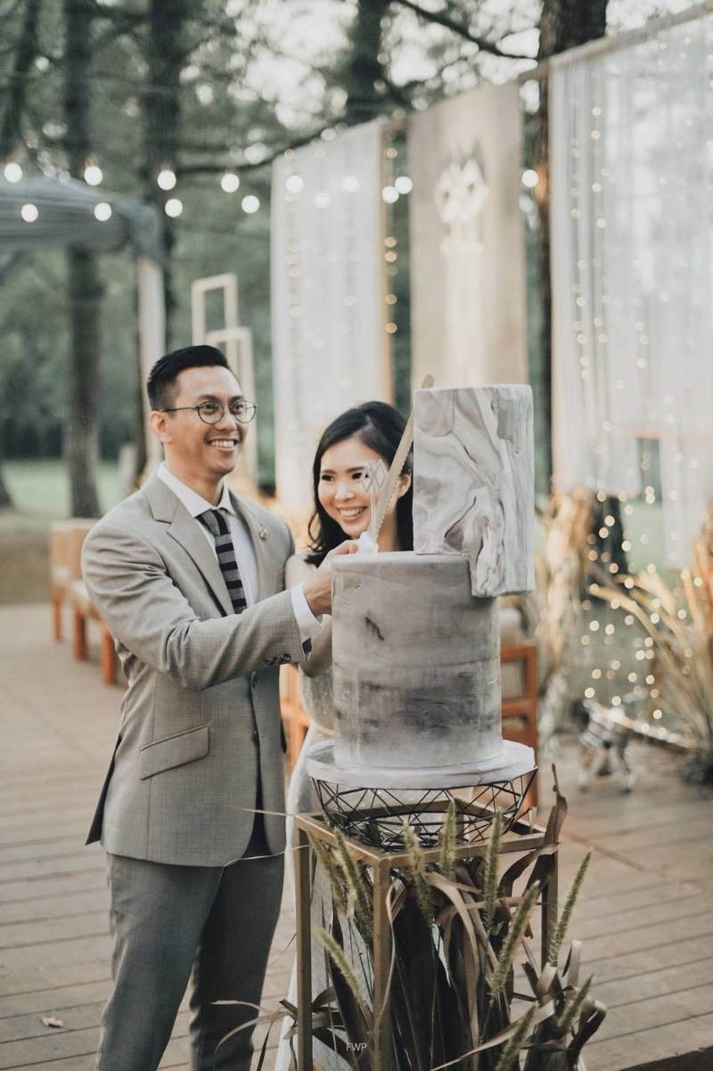 The Intimate Wedding between Two Haters of Fresh Flowers 11