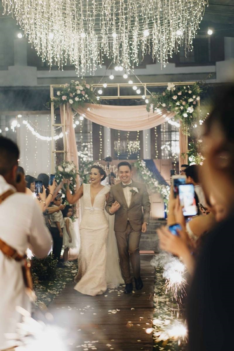 Rustic Wedding under Clear Tent for Andy & Winny 8