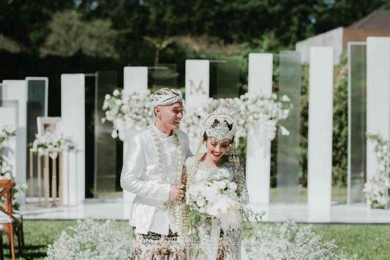 The Modern and Elegant Wedding Ceremony of Monica and Allen 9