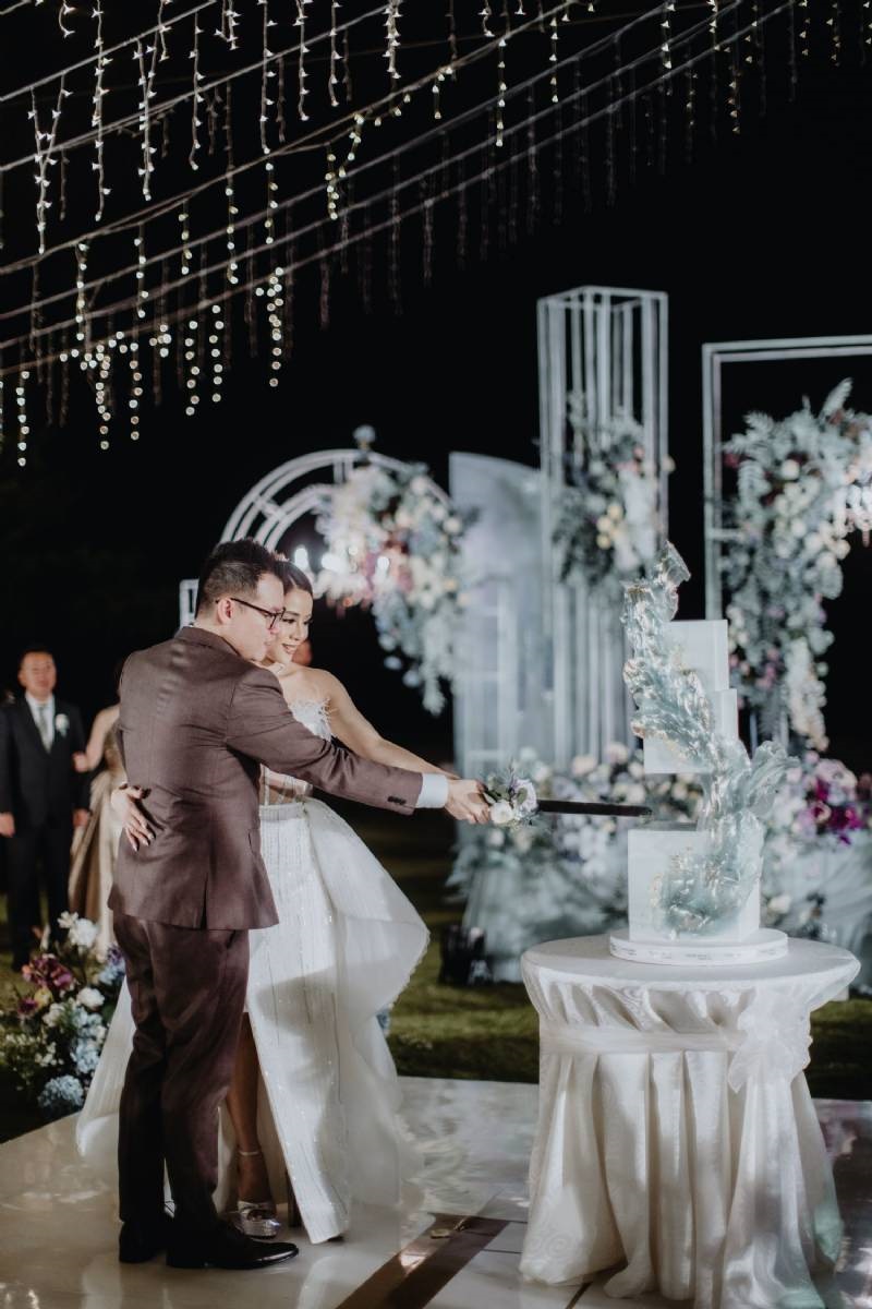 Venue: Conrad Bali I Gaun Pengantin: ENST Couture I Foto Liputan: Arya Wedding Films I Wedding Cake: