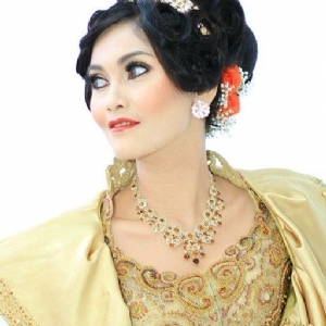 Aty Wahyu Profesional Make-up & wedding Organizer