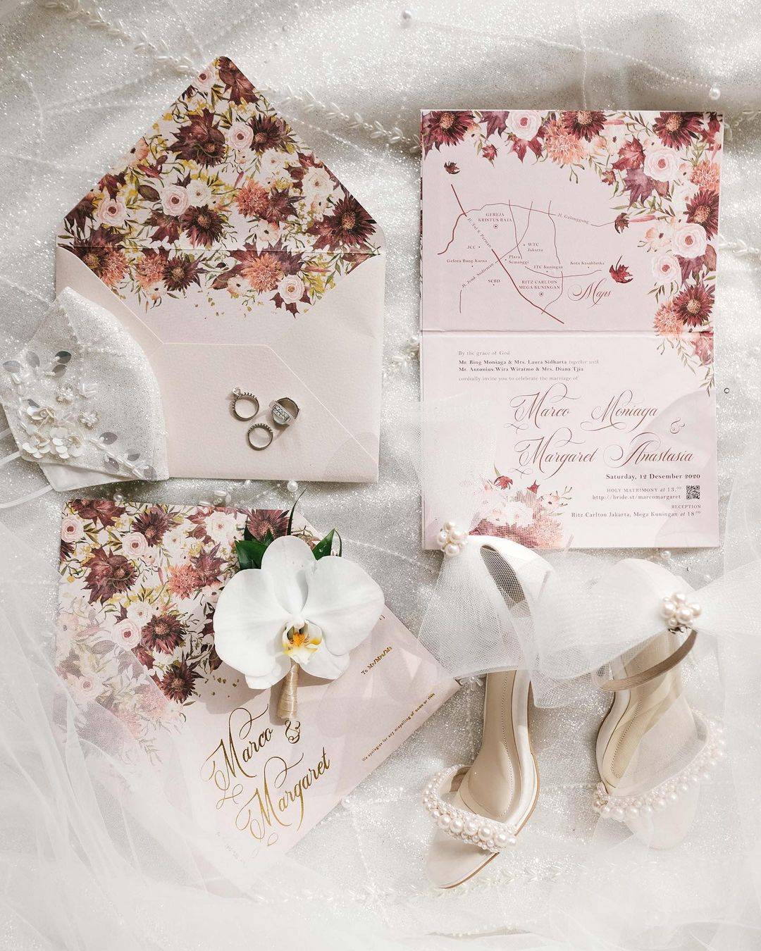 Jas Pengantin: Richard Costume Design I Wedding Shoes: Cava Prive I 
Hand Bouquet: Orchid Florist &