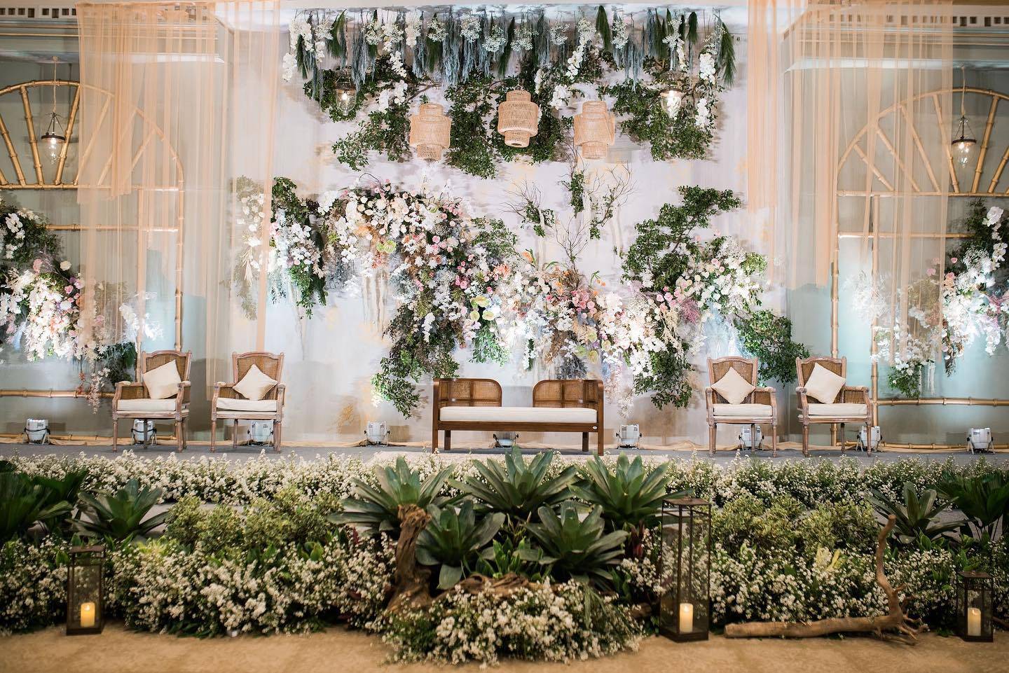 Gaun Pengantin: Puti Sarah Wedding | Wedding Planner: LILYROSE | Decoration: Artsy Design | Foto Lip