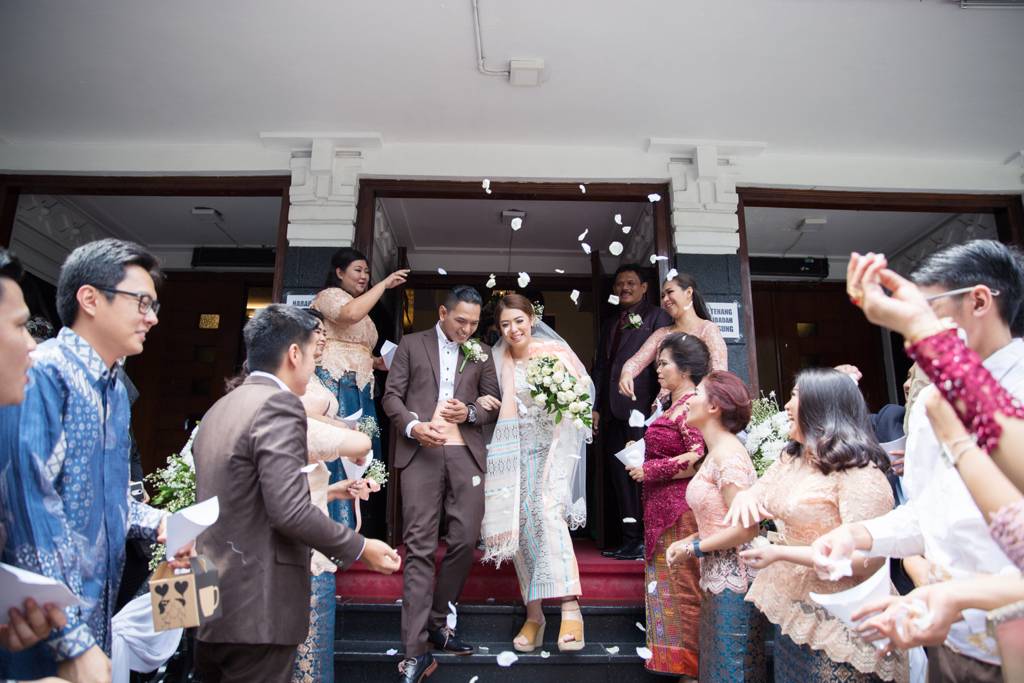kegembiraan pengantin ke luar gereja (credit : images.weddingku.com)