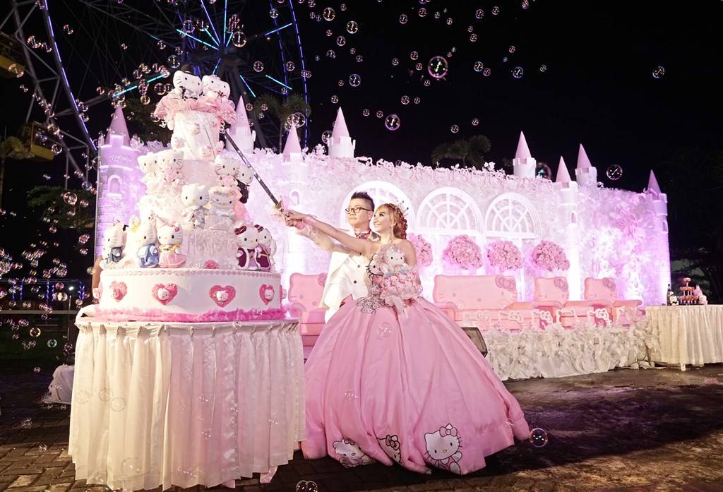 Wedding cake yang dipenuhi karakter Hello Kitty