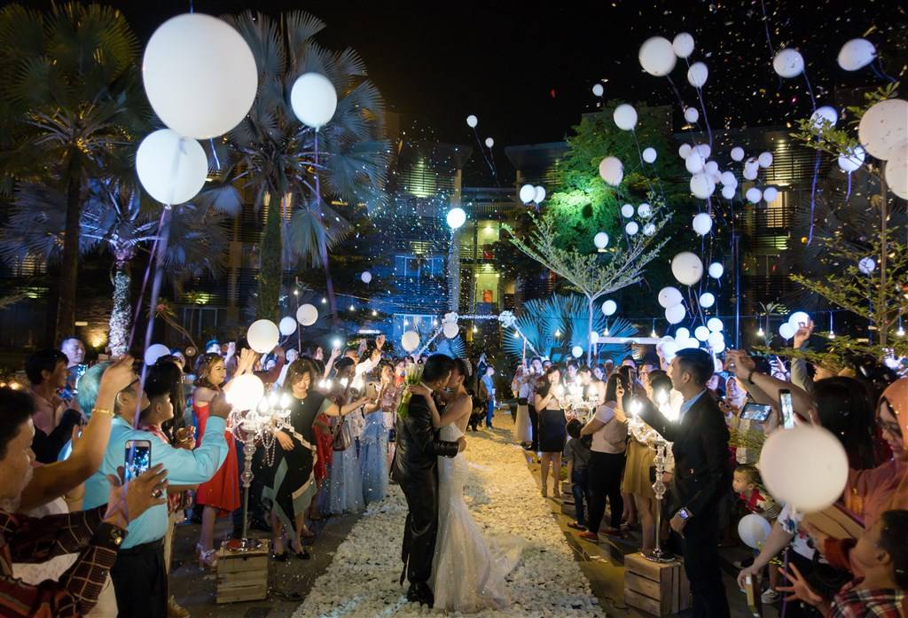Wedding kiss romantis disaksikan para tamu dan balon putih