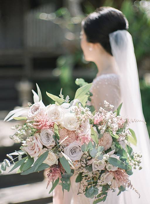 Bouquet cantik di tangan pengantin cantik