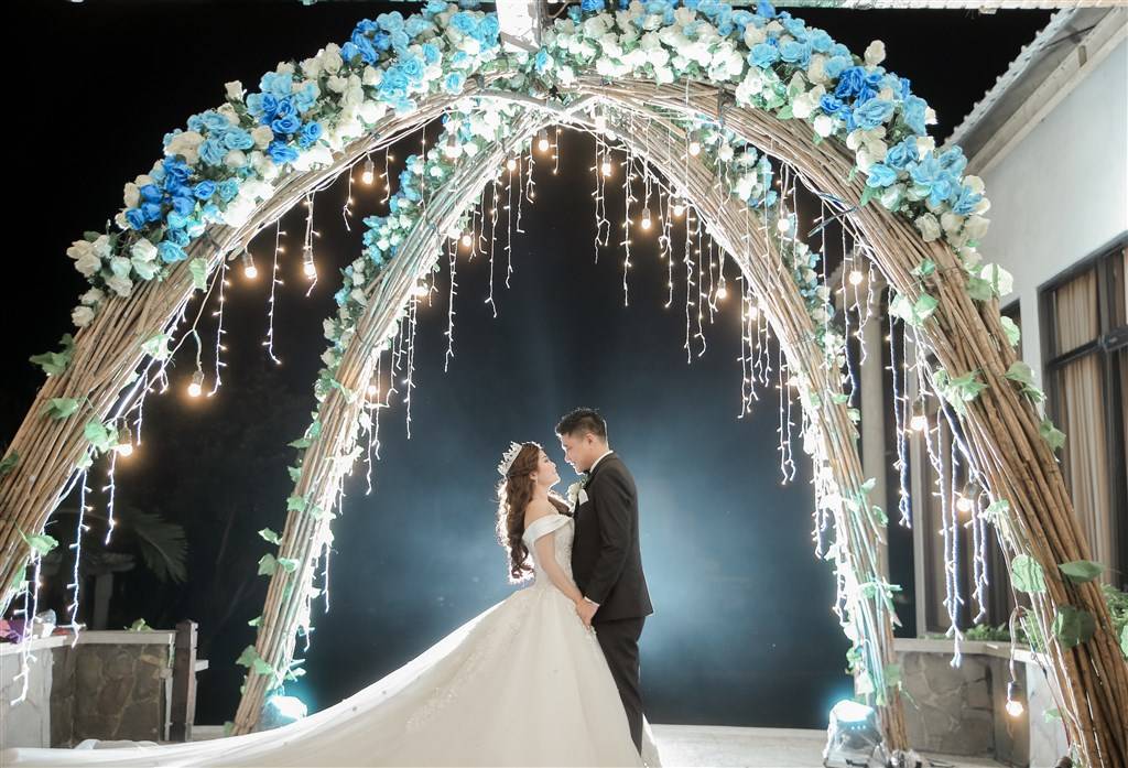 Wedding gate dengan taburan bunga biru dan putih
