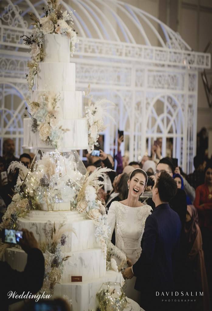 Kue pengantin dengan motif marble dari Le Novelle Cake