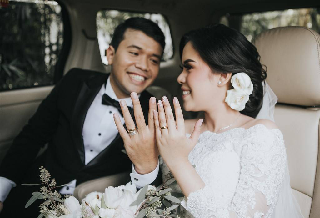 Tunjukan cincin kawin setelah resmi menikah
