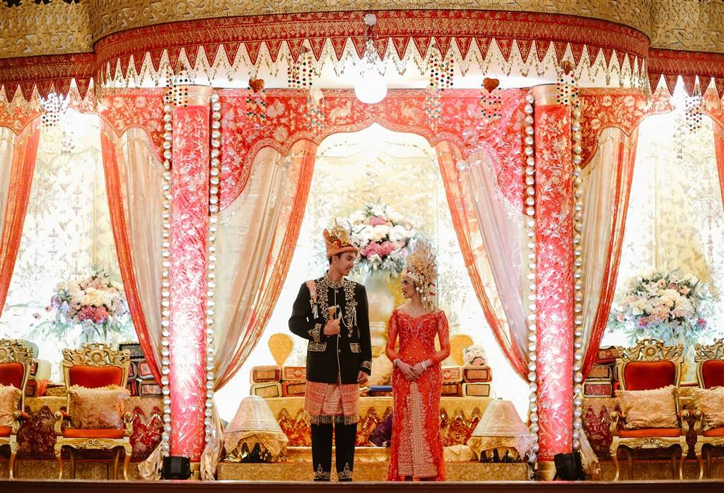 Warna merah khas pernikahan Sumatera mendominasi dekorasi