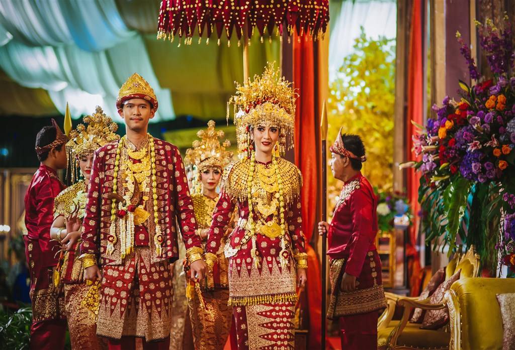 Fira dan Adit kenakan busana tradisional Palembang