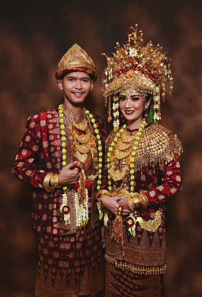 Merah dan emas, dua warna busana yang umum pada setiap adat Sumatera