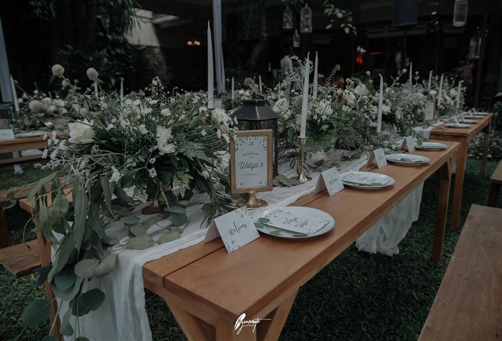 Serasi, decor table pun dihias dengan aneka bunga putih