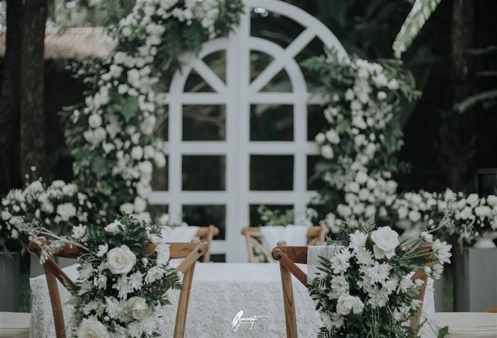 Indahnya dekorasi meja akad dengan bunga putih