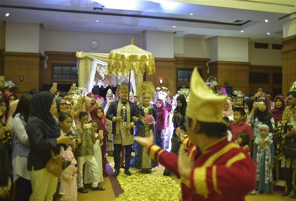 Saat-saat kedua pengantin memasuki area resepsi yang disambut penari Minang