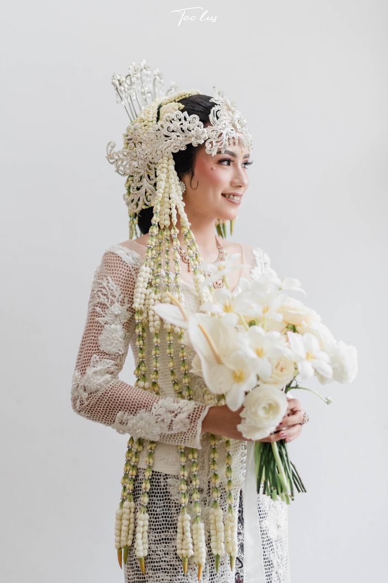 Venue: Amana Venue I Gaun Pengantin: Savira Wedding Depok I Make Up Artist: Savira Wedding Depok