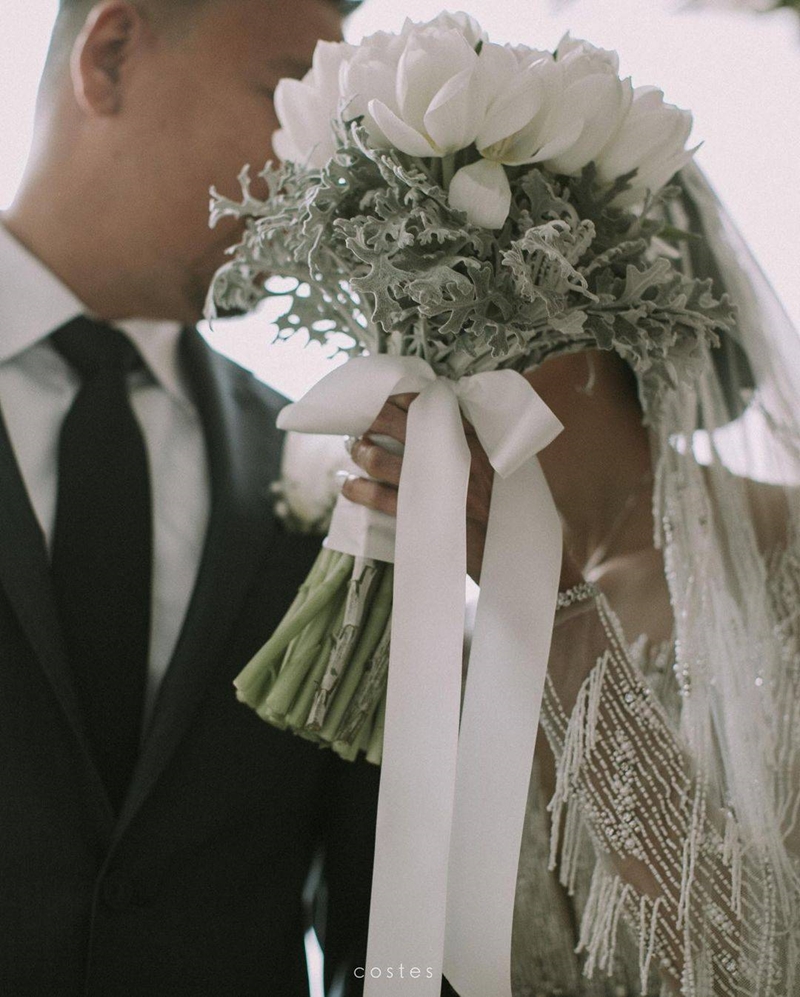 Hand Bouquet: Bina Flora I Gaun Pengantin: Stella Lunardy I Make Up Artist: Upan Duvan I Decoration: