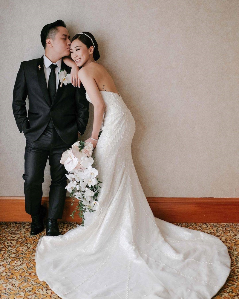 Jas Pengantin: Richard Costume Design I Wedding Shoes: Cava Prive I 
Hand Bouquet: Orchid Florist &