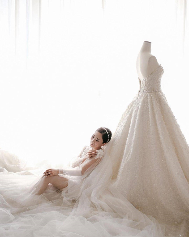 Jas Pengantin: Richard Costume Design I Wedding Shoes: Cava Prive I 
Hand Bouquet: Orchid Florist &