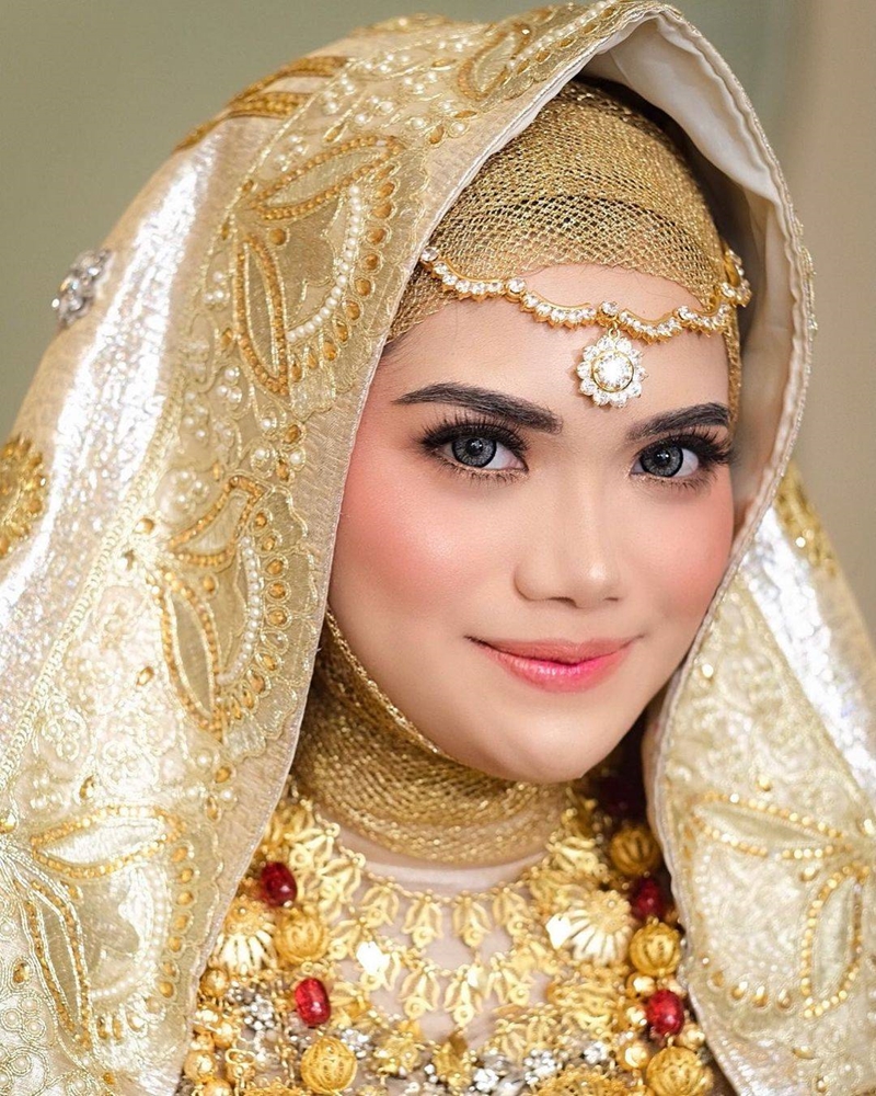 Make Up Artist: Belindamuart - MUA I Gaun Pengantin: Aluira Make Up & Kebaya I Souvenir & Gift: Fine