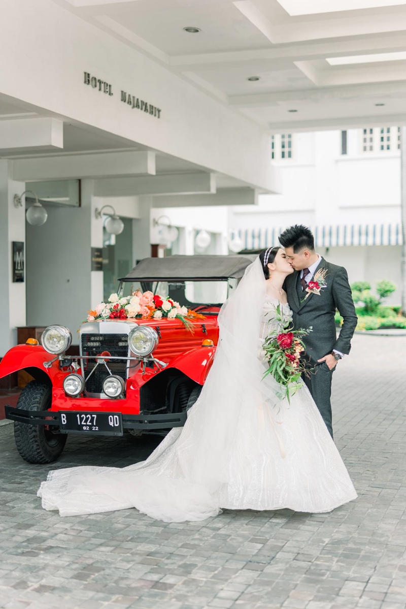 Venue: Hotel Majapahit Surabaya I Gaun Pengantin: TINARA Bridal Boutique Salon I Jas Pengantin: Bie 