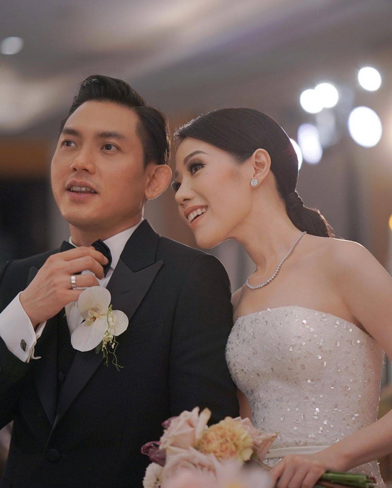 Venue: The Westin Jakarta I Gaun Pengantin: Yogie Pratama I Lighting: Uplight I Entertainment: Kana 