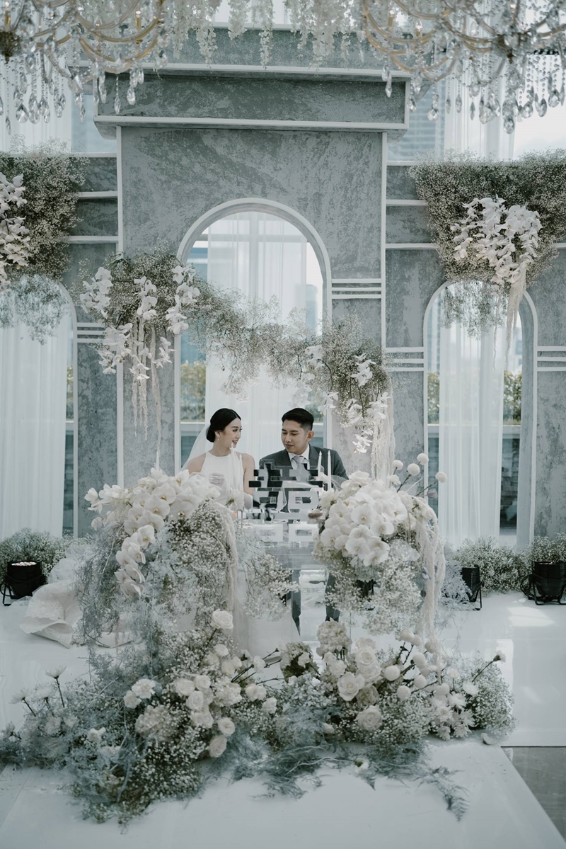 Venue: Grand Hyatt Jakarta | Decoration: Sinclaire Decor | Gaun Pengantin : Eddy Betty | Make Up Art