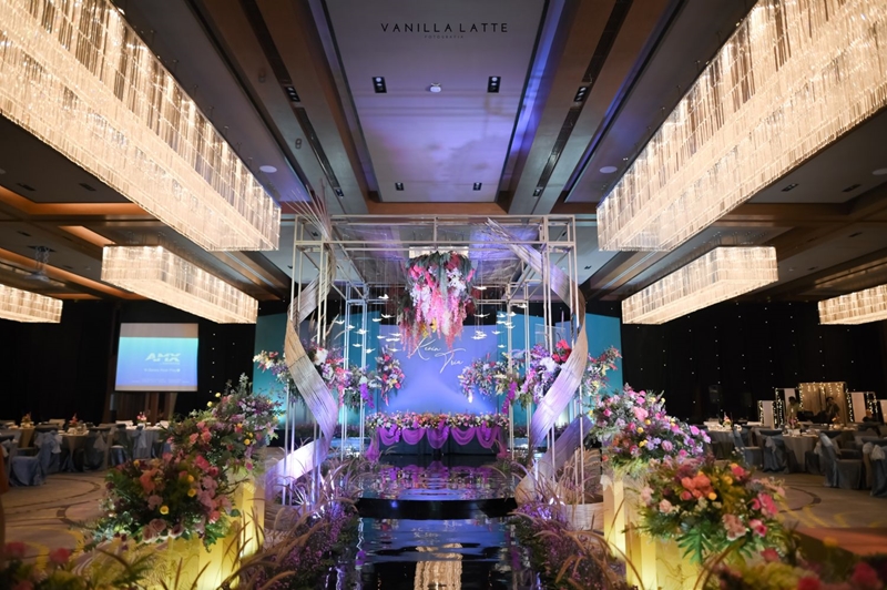 Venue : Pullman Ciawi Vimala Hills Resort Spa & Convention I
Wedding cake : Amor Cake I Make up art