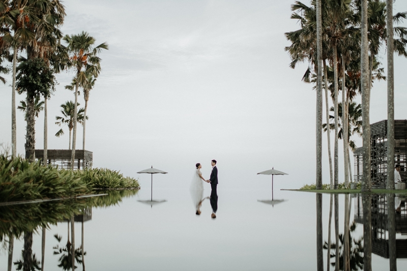 Venue: Alila Villas Uluwatu I Wedding Planner: Varawedding I Decoration: Aisle Project I Gaun Pengan