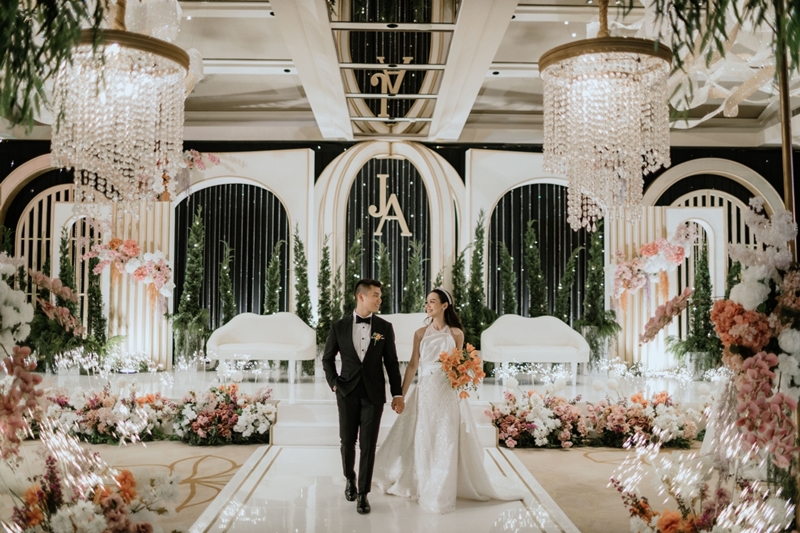 Venue: Ayana MidPlaza Jakarta I Decoration: Evlin  Decoration I Jas Pengantin: Wong Hang Distinguish