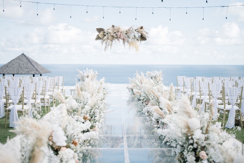 Venue: The Surga Villa Estate I Photo: Gerobak Photography I Wedding Cake: Top of It I Decoration: B