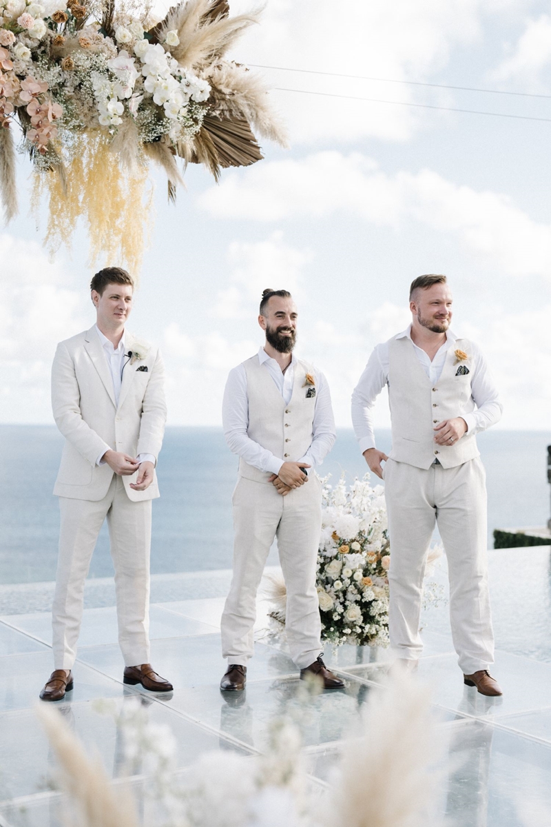 Venue: The Surga Villa Estate I Photo: Gerobak Photography I Wedding Cake: Top of It I Decoration: B