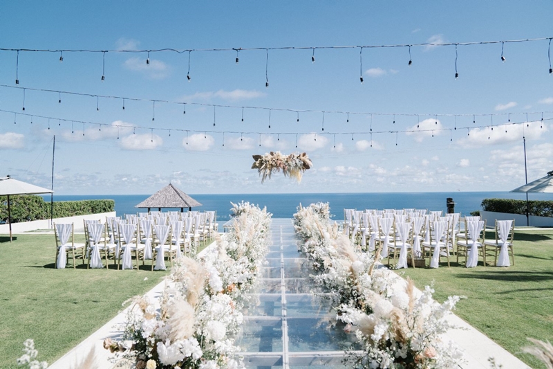 Venue: The Surga Villa Estate I Photo: Gerobak Photography I Wedding Cake: Top of It I Decoration: B