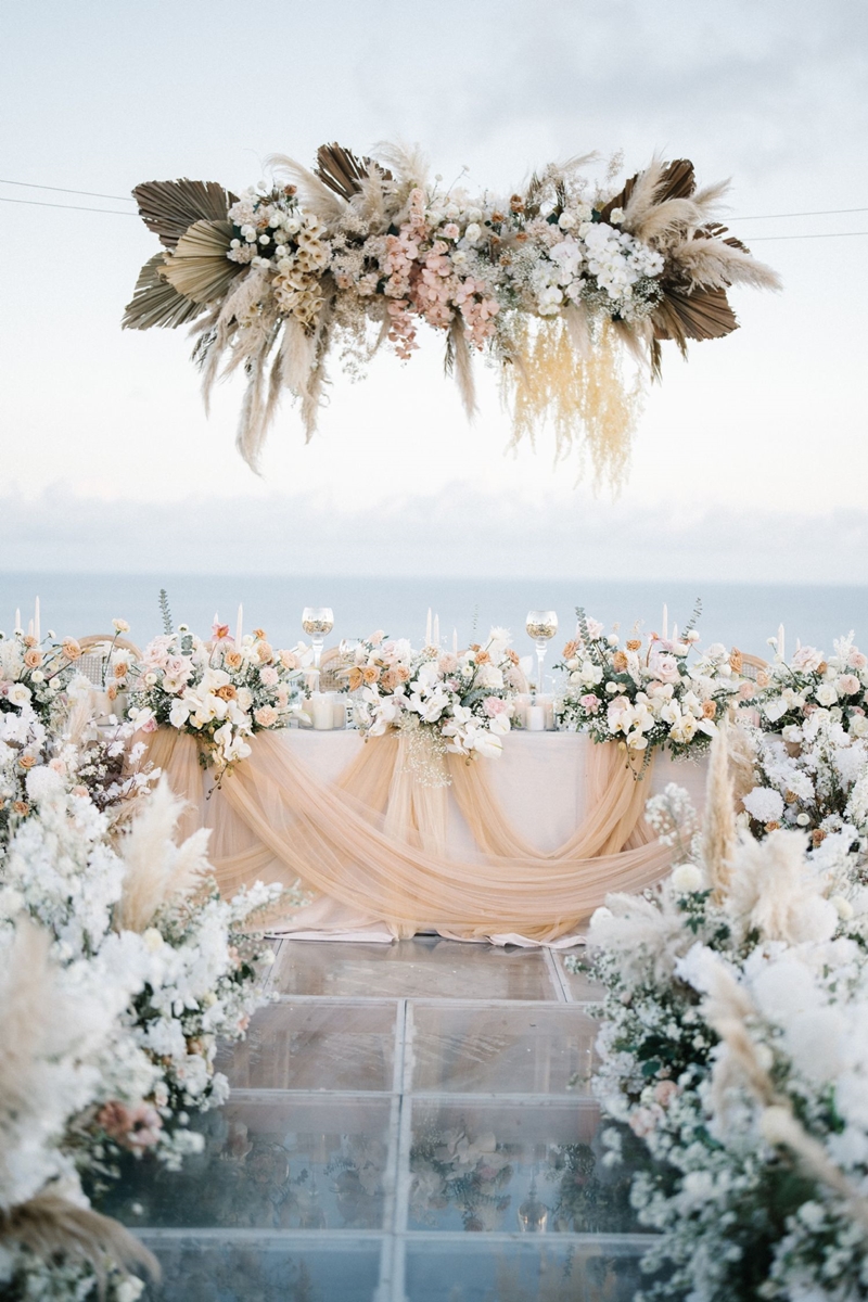 Venue: The Surga Villa Estate I Photo: Gerobak Photography I Wedding Cake: Top of It I Decoration: B