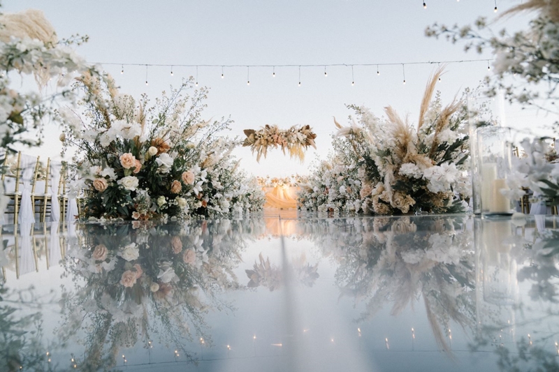 Venue: The Surga Villa Estate I Photo: Gerobak Photography I Wedding Cake: Top of It I Decoration: B