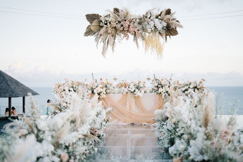 Venue: The Surga Villa Estate I Photo: Gerobak Photography I Wedding Cake: Top of It I Decoration: B