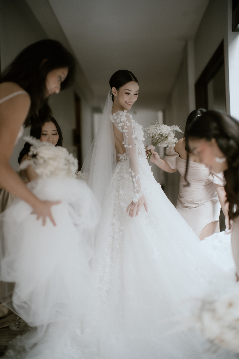 Gaun Pengantin: Jessica Adeline Atelier | Make Up Artist: Clarisa Lim MUA