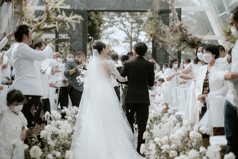 Gaun Pengantin: Jessica Adeline Atelier | MUA: Clarisa Lim MUA | Jas Pengantin: Topaz Tailor