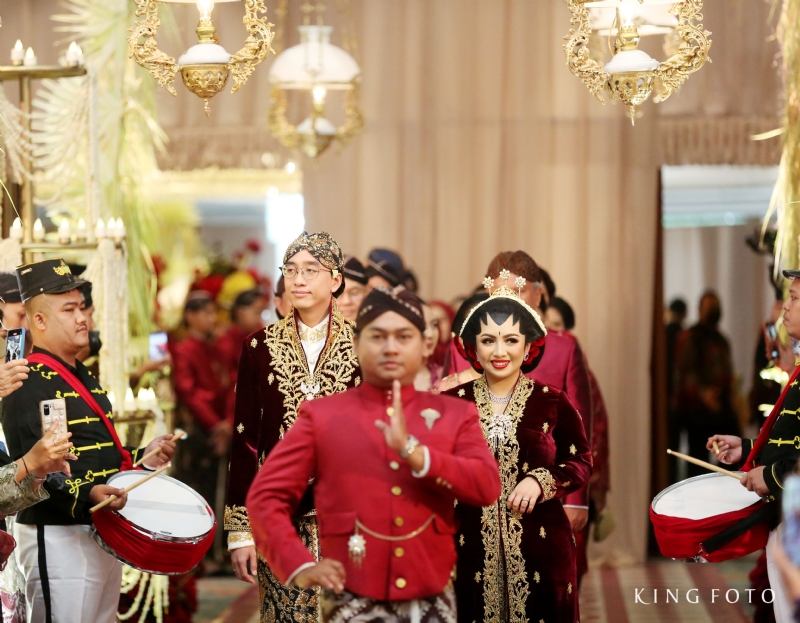 Venue: Grand Sahid Jaya I Decor: Suryo Decor I MUA: Ambar Paes I Hand Bouquet: Via Fleurs I Wedding 